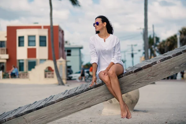 Hermosa Mujer Retrato Cuerpo Completo Sentarse Una Torre Salvavidas Playa —  Fotos de Stock