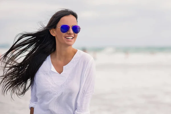 Hermosa Mujer Sonriente Cerca Retrato Playa — Foto de Stock