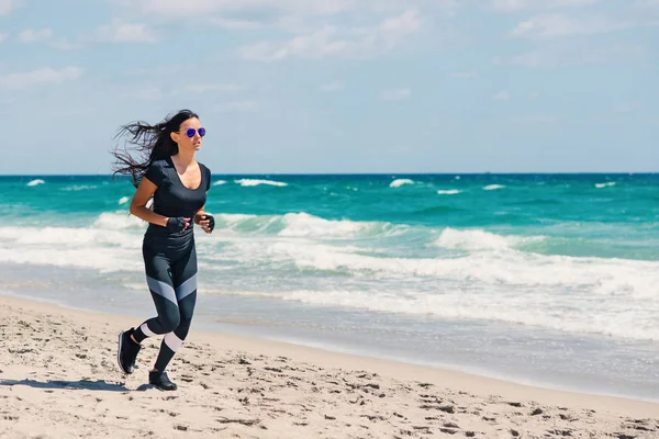 Junge Schöne Brünette Frau Die Draußen Strand Läuft Miami Florida — Stockfoto