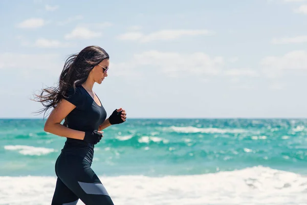 Joven Mujer Morena Hermosa Corriendo Aire Libre Playa Miami Florida —  Fotos de Stock