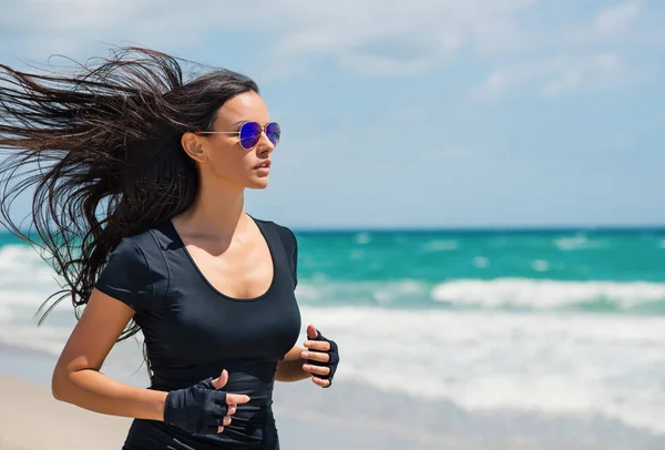 Jonge Mooie Brunette Vrouw Rent Buiten Het Strand Sluit Het — Stockfoto