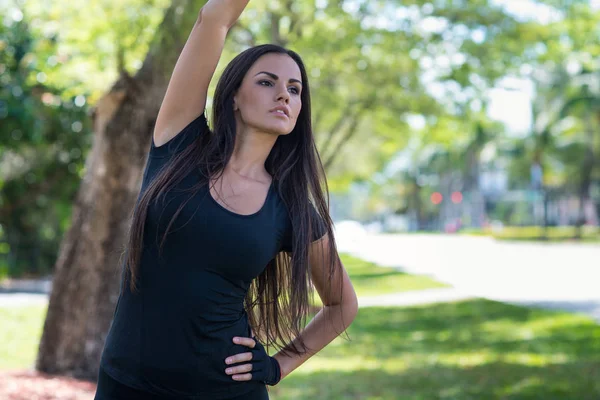 Jonge Vrouw Stretching Buiten Een Park Close Portret — Stockfoto