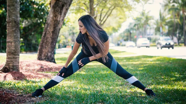 Mujer Joven Haciendo Estiramiento Antes Correr Aire Libre Parque Cerca —  Fotos de Stock