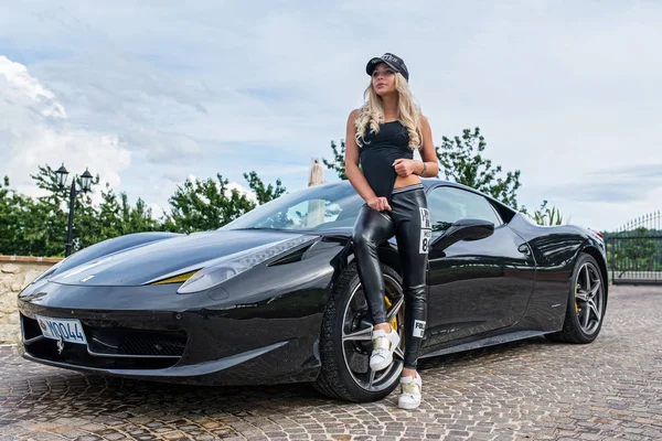San Marino Włochy Czerwca 2016 Piękna Młoda Kobieta Pozowanie Ferrari — Zdjęcie stockowe