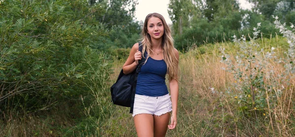 Vacker Lycklig Blond Tonåring Porträtt Utomhus Parken Innehar Ryggsäck — Stockfoto