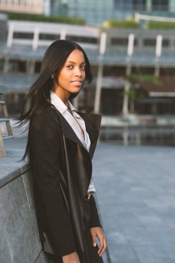 Modern iş bölgesinde genç karışık ırk latina iş kadını portresi  