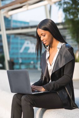 Modern iş bölgesinde genç karışık ırk latina iş kadını portresi  