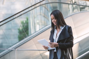 Modern iş bölgesinde genç karışık ırk latina iş kadını portresi  