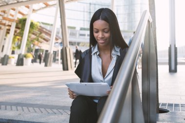 Modern iş bölgesinde genç karışık ırk latina iş kadını portresi  