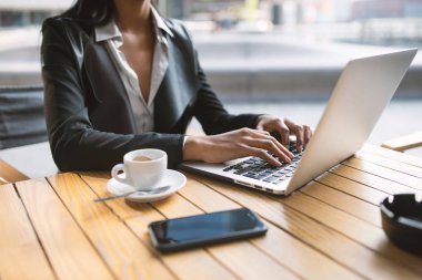 Milano'da dizüstü bilgisayarla çalışan iş kadınının detaylarını kapatın. sığ alan derinliği görüntüsü.