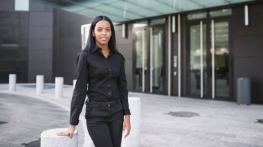 Modern iş bölgesinde genç karışık ırk latina iş kadını portresi  