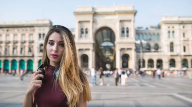 Milano'da açık havada yürüyen genç kadın portresi. Yaşam tarzı concep