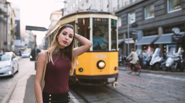 Milano 'da açık havada, tramvaylı bir kadın portresi.