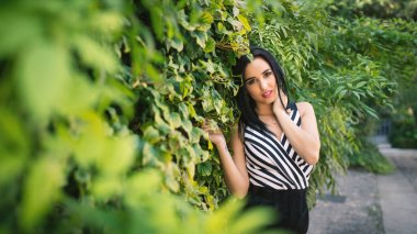 Bir parkta açık havada genç esmer kadın portresi kadar kapatın. ﬁ