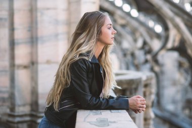 Ünlü Duomo 'nun çatısında duran genç kadın portresi