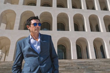 Kendine güvenen orta yaş işadamı portre Roma, İtalya açık havada takım elbise giyiyor