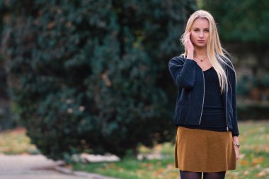 Açık havada kameraya poz genç güzel kadın