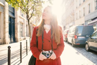 Genç sarışın kadın portresi, kamera önünde fotoğraf çekiyor.
