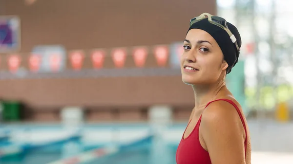 Sorrindo de perto retrato de mulher nadador profissional vestindo — Fotografia de Stock