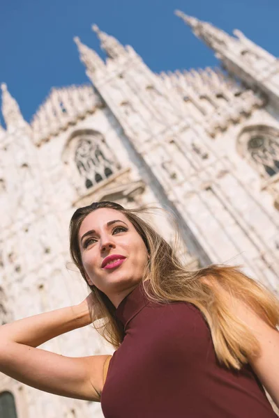 Retrato de mulher jovem com Catedral Duomo como fundo em Milão — Fotografia de Stock