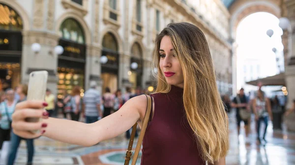 Portret Młodej Blondynki Kobieta Tdoing Selfie Jej Telefonu Wewnątrz Galleria — Zdjęcie stockowe
