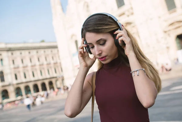 Retrato Íntimo Una Joven Hermosa Rubia Relajándose Escuchando Música Con —  Fotos de Stock