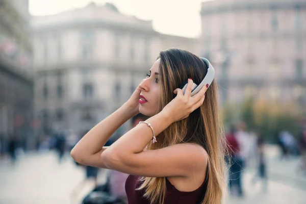 Joven Mujer Rubia Hermosa Relajándose Escuchando Música Con Auriculares Ciudad —  Fotos de Stock