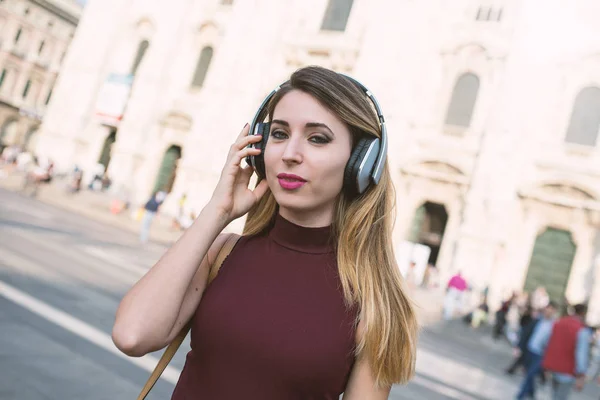 Feliz Joven Hermosa Rubia Relajándose Escuchando Música Con Auriculares Ciudad —  Fotos de Stock