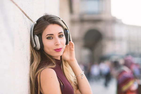 Feliz Joven Hermosa Rubia Relajándose Escuchando Música Con Auriculares Ciudad —  Fotos de Stock