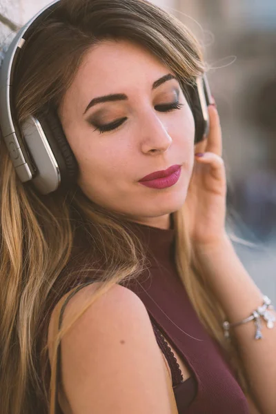 Primer Plano Retrato Joven Hermosa Mujer Rubia Relajándose Escuchando Música —  Fotos de Stock