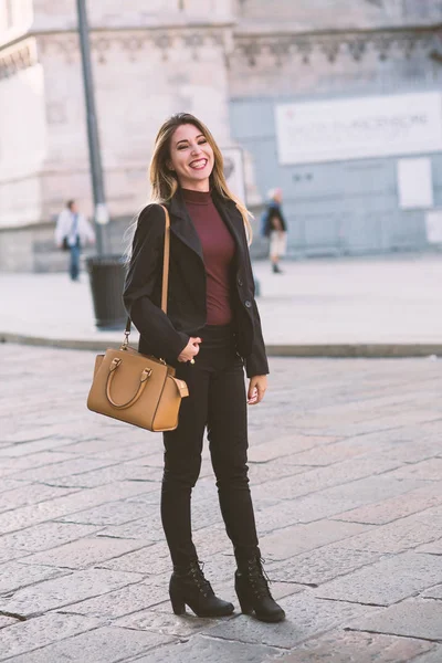 Retrato de mujer joven riendo cuerpo completo caminando al aire libre en Mila —  Fotos de Stock