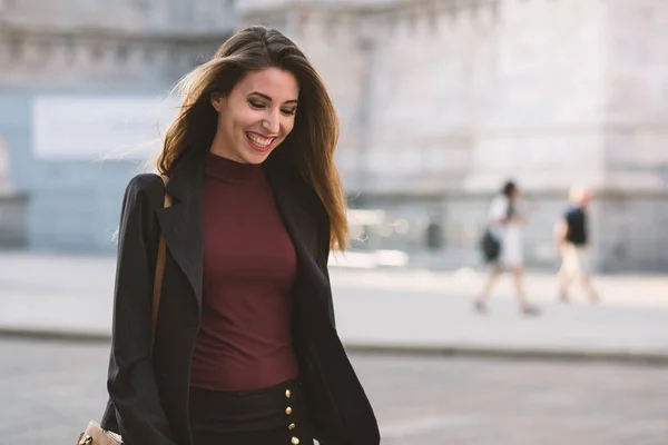 Feliz retrato de mujer joven caminando al aire libre en Milán. Estilo de vida —  Fotos de Stock