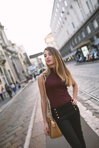 Glimlachend jonge vrouw portret buitenshuis in Milaan. Lifestyle concep — Stockfoto