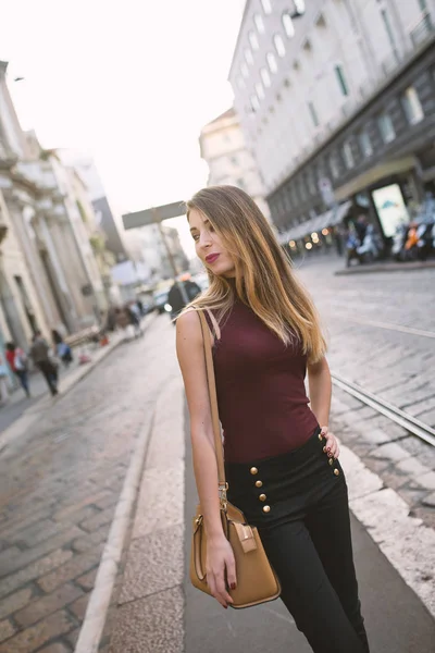 Leende ung kvinna porträtt utomhus i Milano. Livsstil obefläckade — Stockfoto
