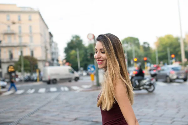 Nevetve fiatal nő portré a szabadban Milánóban. Életmód conce — Stock Fotó