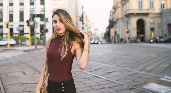 Sonriente retrato de mujer joven al aire libre en Milán. Estilo de vida concep —  Fotos de Stock