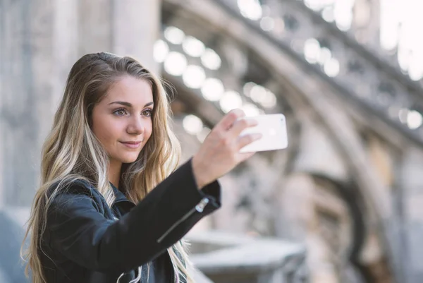 Młody nastolatek kobieta podróżnik co selfie portret stojąc o — Zdjęcie stockowe