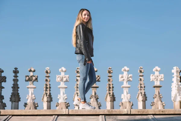 Young teenager female traveler walking on the rooftop of the fam — Stockfoto