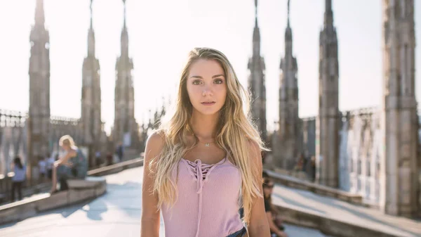 Jonge tiener meisje glimlachend portret staande op het dak van — Stockfoto