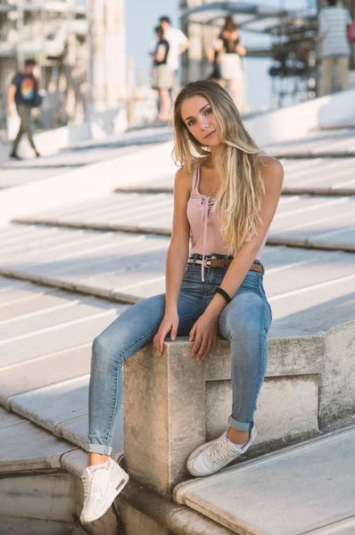 Joven adolescente mujer viajero haciendo selfie retrato de pie o — Foto de Stock