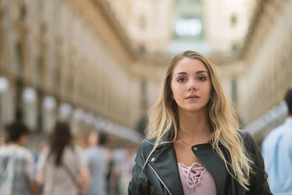 Porträt einer jungen blonden Teenagerin in der Galleria vittorio — Stockfoto
