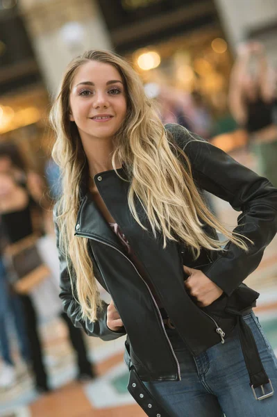 Portret van jonge lachende blonde tiener meisje in Galleria V — Stockfoto