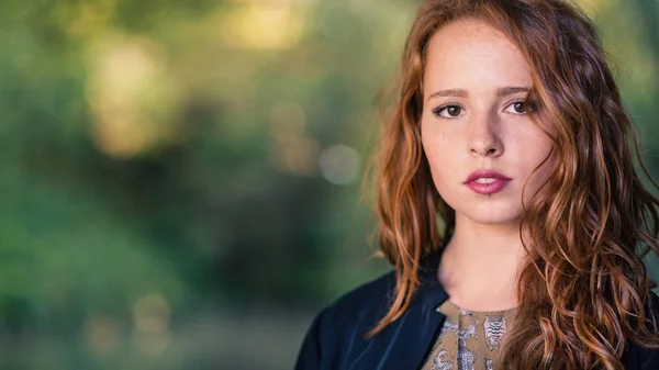Közelről Portré Fiatal Gyönyörű Vöröshajú Szabadban Egy Parkban Ősszel — Stock Fotó