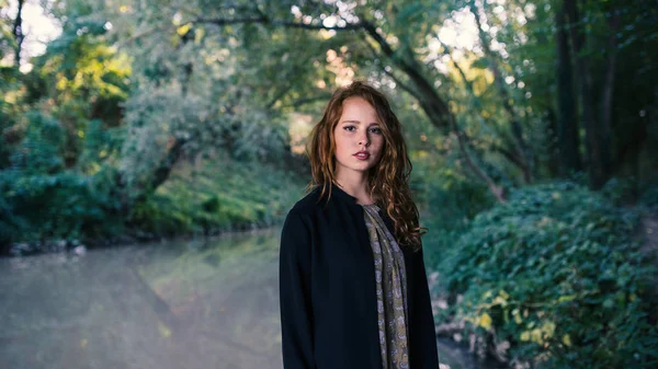 Ciemny Intymny Portret Młodej Rude Kobiety Zewnątrz Parku Jesienią — Zdjęcie stockowe