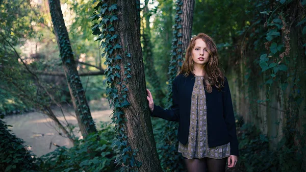 秋天公园里户外年轻红发女郎的黑暗亲密肖像 — 图库照片