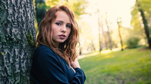 Närbild Porträtt Ung Vacker Rödhårig Kvinna Utomhus Park Höst — Stockfoto