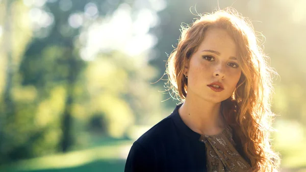 Intiem Portret Van Jonge Roodharige Vrouw Buiten Een Park Herfst — Stockfoto