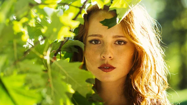 Intieme Close Portret Van Jonge Roodharige Vrouw Buitenshuis Een Park — Stockfoto