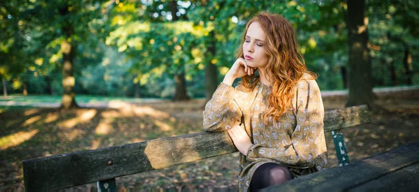 Intimt Porträtt Ung Rödhårig Kvinna Med Slutna Ögon Utomhus Park — Stockfoto