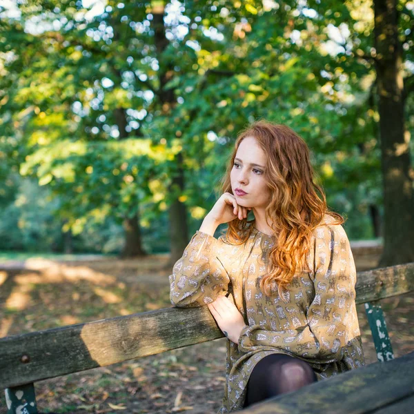 Porträtt Ung Vacker Rödhårig Kvinna Utomhus Park Hösten Livsstil Begreppet — Stockfoto